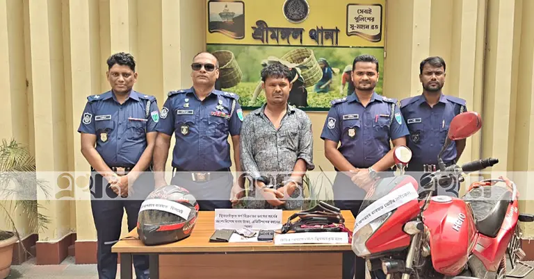 গ্রেপ্তারকৃত ছিনতাইকারী ও উদ্ধার হওয়া মালামাল